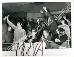 Rolling Stones Pressefoto der 60er Jahre - Begeisterte weibliche Fans auf Konzert  (Motiv 164)