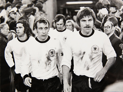 Pressefoto der Deutschen Fußballnationalmannschaft mit Kultspielern des FC Bayern