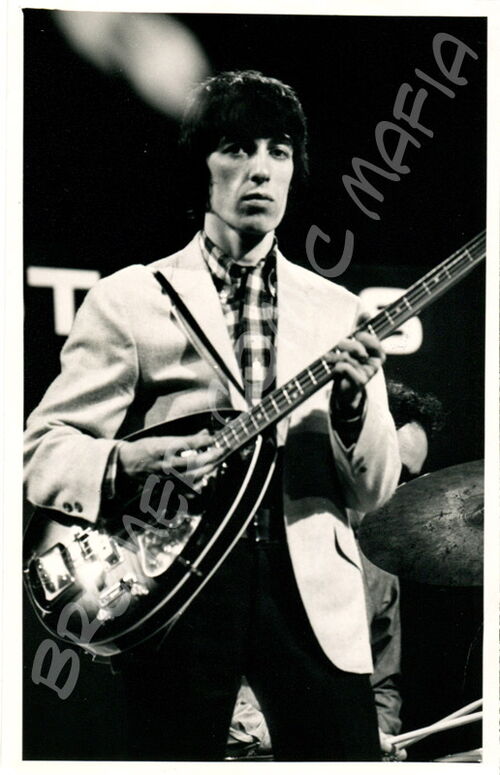 Rolling Stones Pressefoto der 60er Jahre - Bill Wyman mit Gitarre  (Motiv 158 -  Universal Photo)